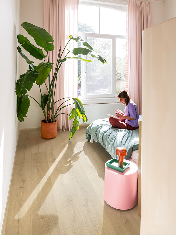 Chambre colorée avec sol vinyle à l’aspect naturel